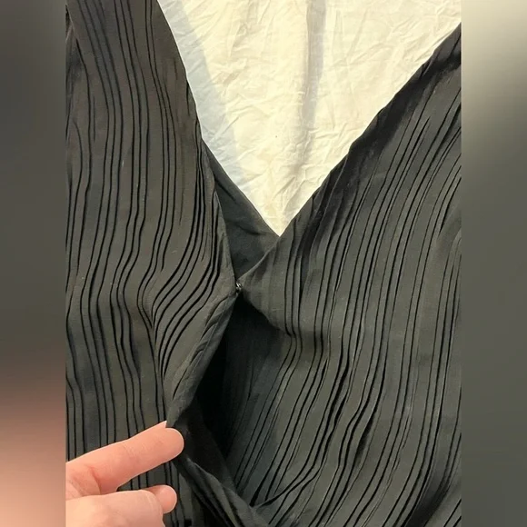 Moodie Women’s Small Black Sleeveless V-Neck Top - Picture 3 of 9